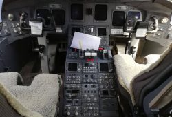 CRJ 700 COCKPIT (2)